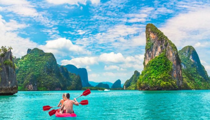 Thailanda deschide insula Phuket turistilor vaccinati din 66 tari