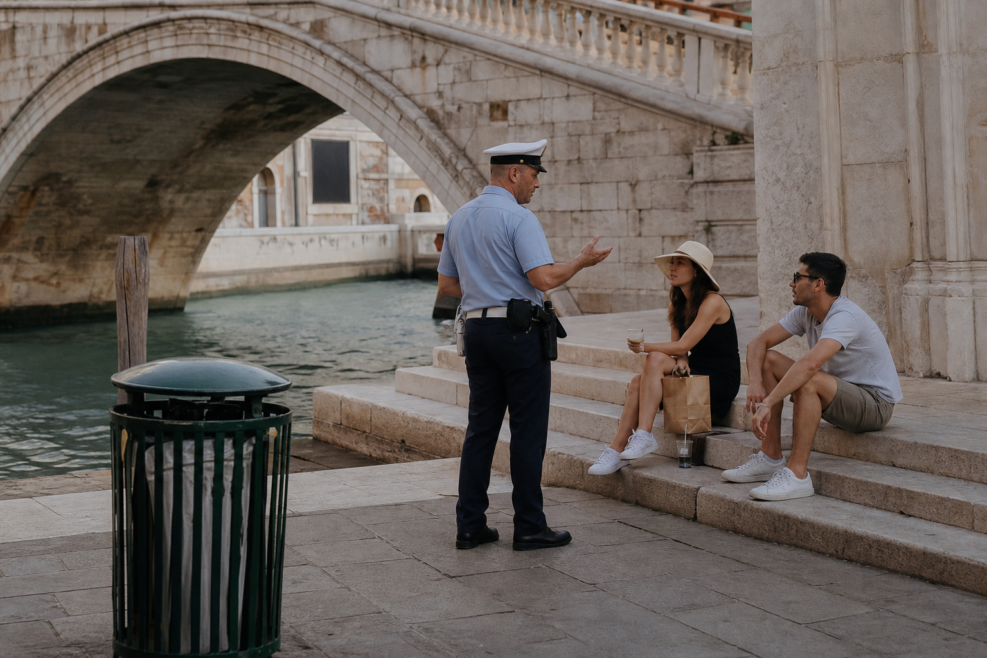 Poliția locală explică reguli turiștilor lângă un pod din Veneția