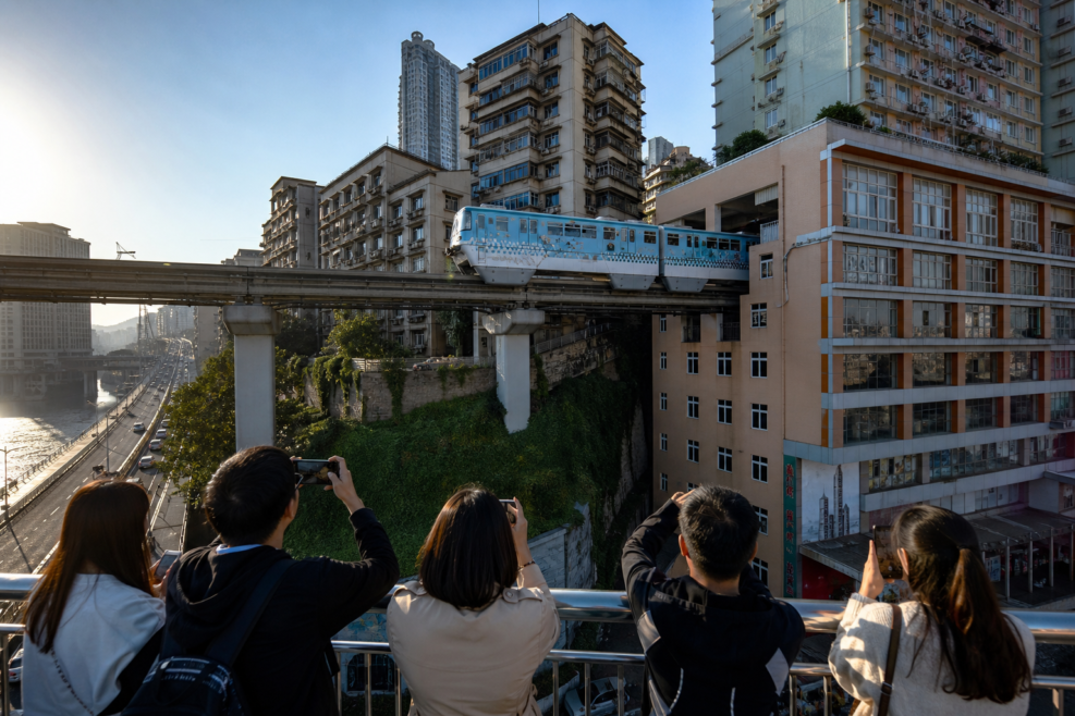 Monoraiul trece prin clădire la stația Liziba din Chongqing.