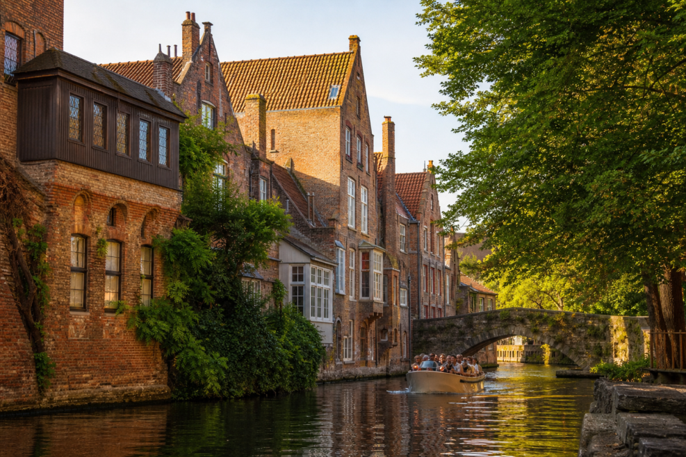 Canal și arhitectură medievală în Bruges, Belgia