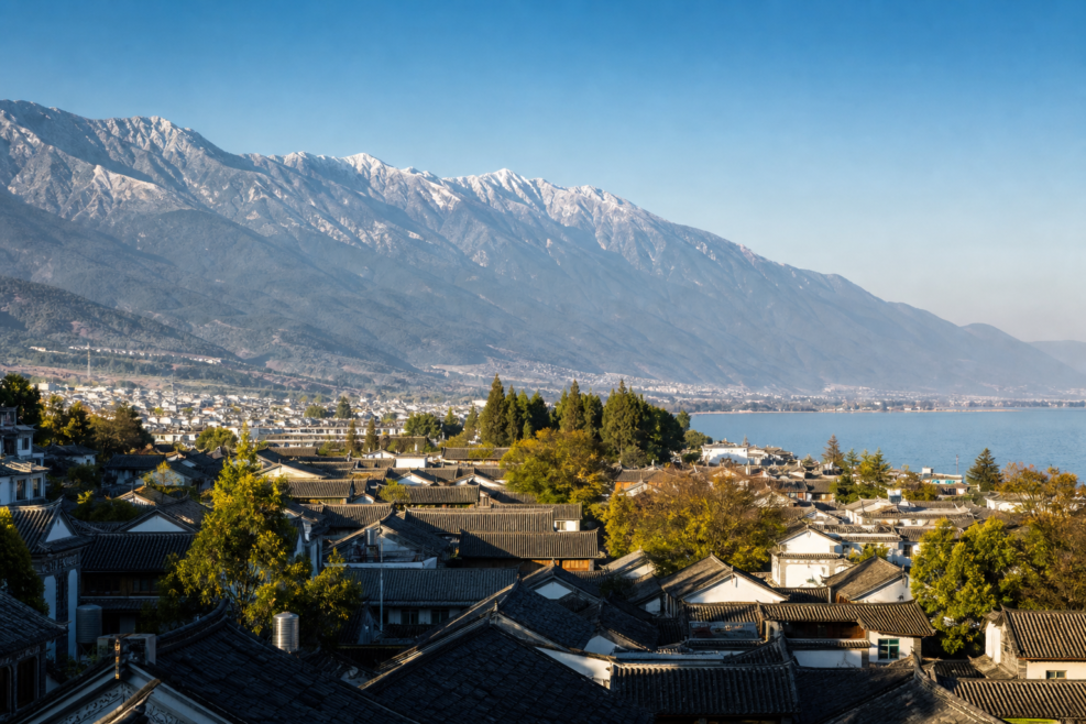 Orașul vechi Dali, munții Cangshan și lacul Erhai din provincia Yunnan