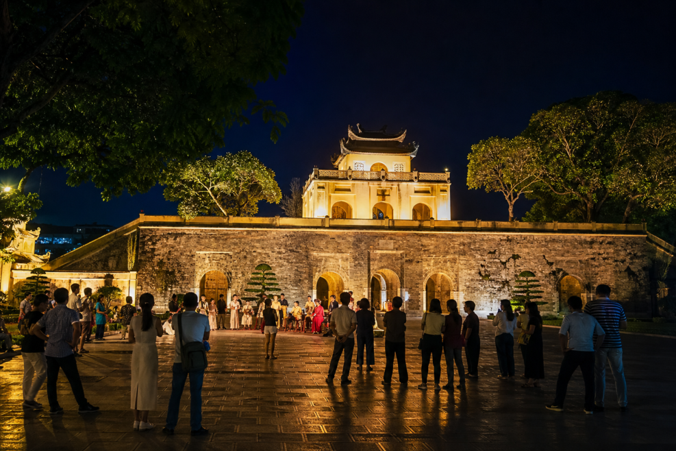Vizitatori la turul nocturn Decoding Thang Long Imperial Citadel