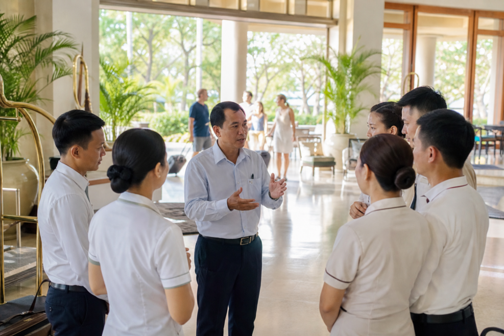 Echipă hotelieră coordonată într-un resort de coastă din Vietnam