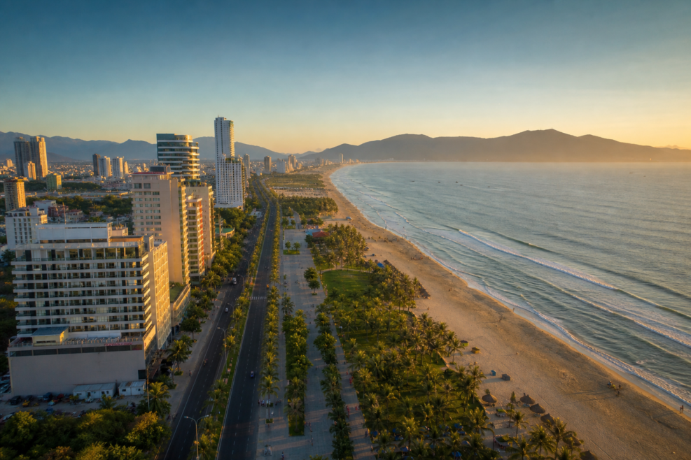 Coasta Da Nang cu hoteluri, plajă și vegetație lângă Peninsula Son Tra