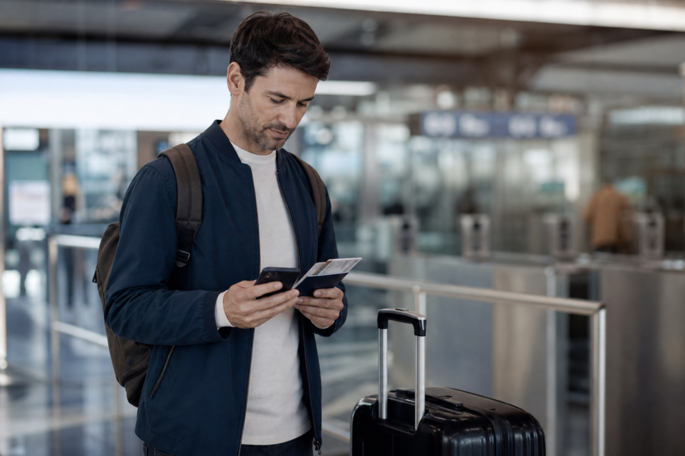 Telefon și pașaport la sosirea unui turist în China