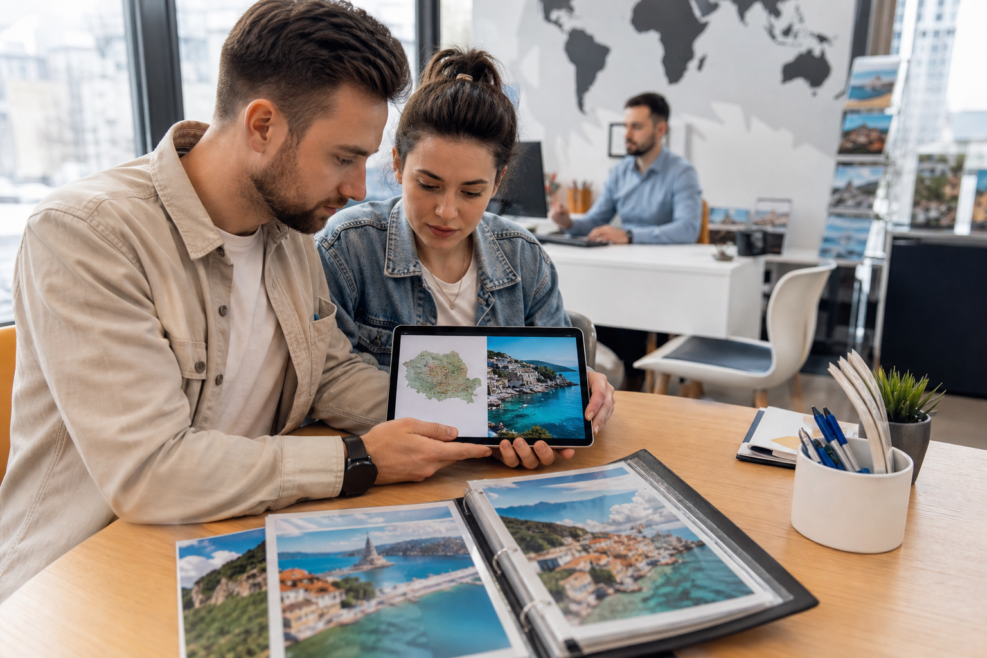 Cuplu comparând opțiuni de turism intern România și vacanțe externe