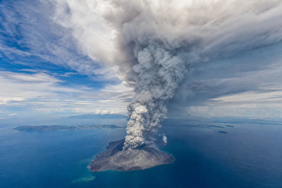 Coloană de cenușă a vulcanului Anak Krakatau deasupra Strâmtorii Sunda