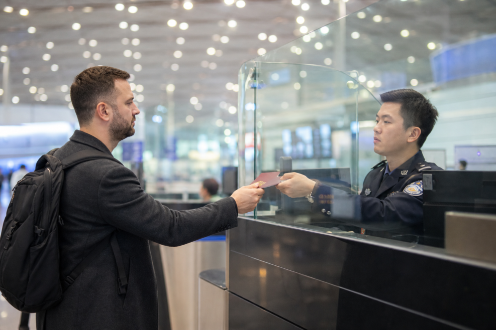 Control de frontieră pentru un turist român care intră în China fără viză