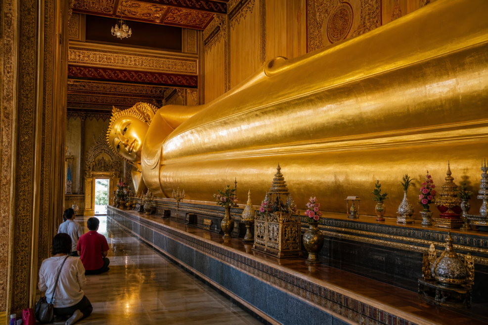 Wat Phra Non Chakkrasi, reper cultural din Sing Buri, Thailanda.