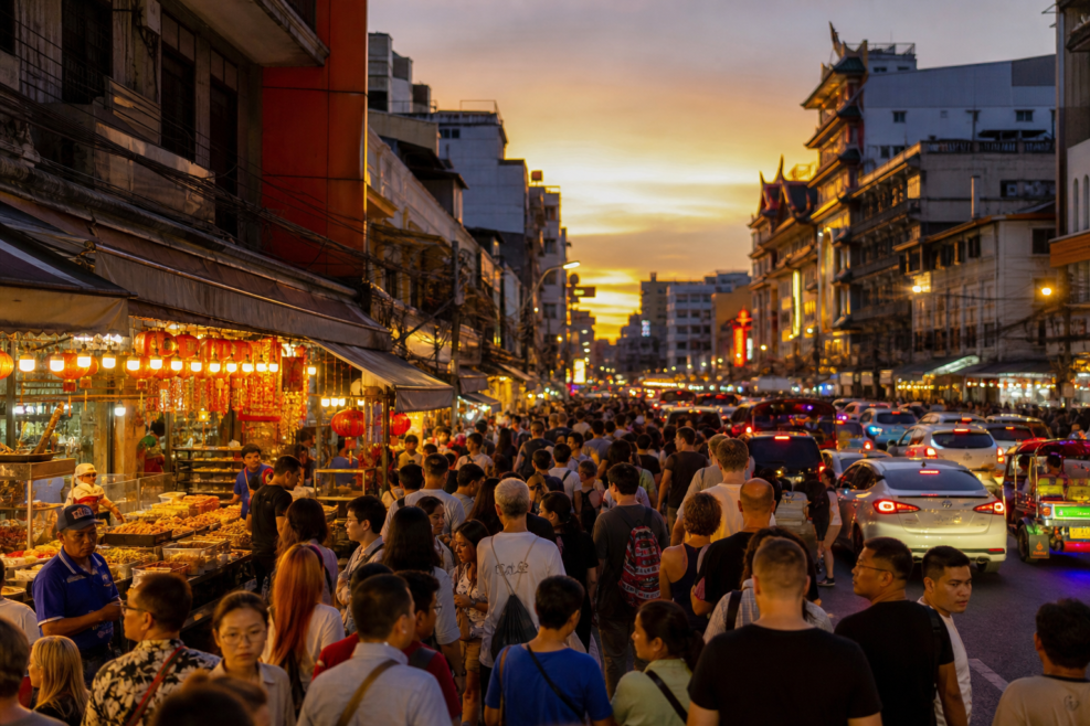 Turiști internaționali în Chinatown Bangkok, imagine a turismului din Thailanda în 2026
