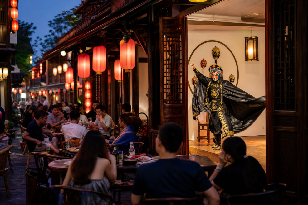 Turiști într-o experiență gastronomică și culturală din Chengdu, China