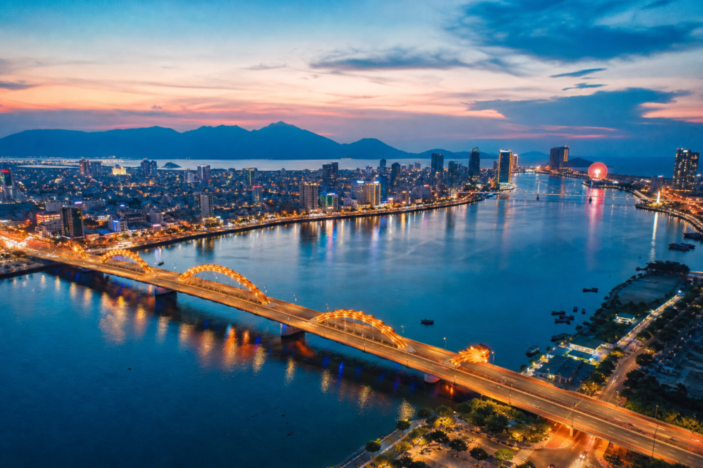 Dragon Bridge și râul Hàn în Da Nang, oraș-bază pentru centrul Vietnamului