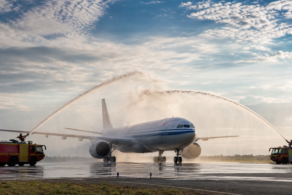 Botezul avionului Air China la Otopeni cu jeturi de apă