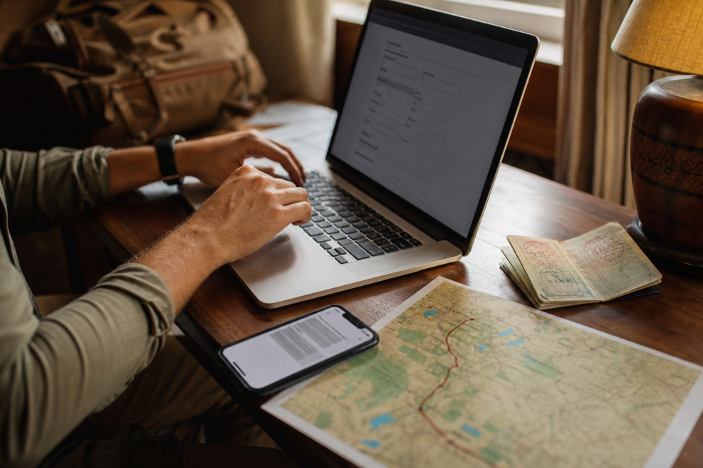 Turist completează online polița pentru Tanzania continentală cu pașaportul pregătit